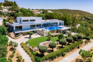 Contemporary 3-Bedroom Villa with Panoramic Ocean Views in Goldra6