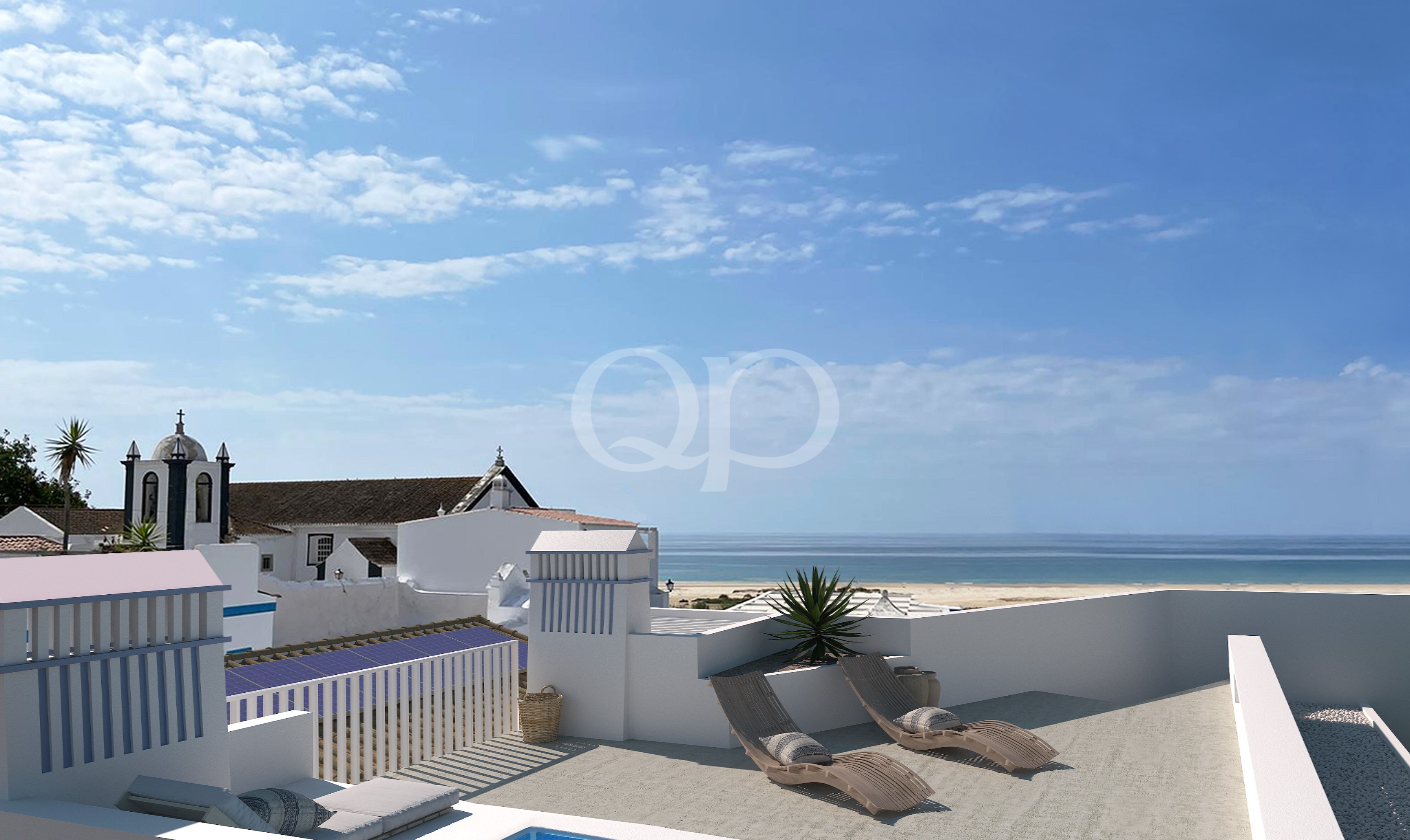 Eine weiß getünchte Terrasse mit Liegestühlen und Blick auf das Meer an einem sonnigen Tag, darüber der blaue Himmel.