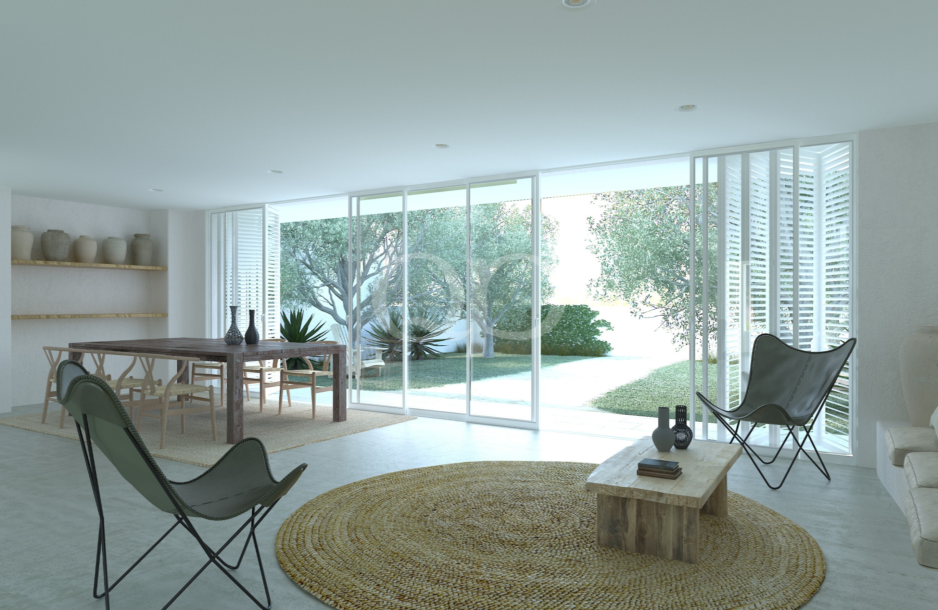 Helles, offenes Wohnzimmer mit großen Glastüren, die den Blick auf einen grünen Garten freigeben, Korbstühlen und einem Esstisch aus Holz, auf dessen Regal dekorative Vasen stehen.