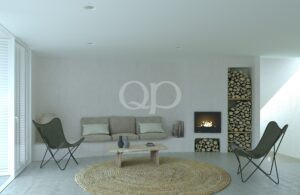 Modernes Wohnzimmer mit einem eingebauten Kamin, einem beigen Sofa, schwarzen Metallstühlen und einem Couchtisch aus Holz. Auf einem hohen Regal rechts liegen gestapelte Holzscheite.