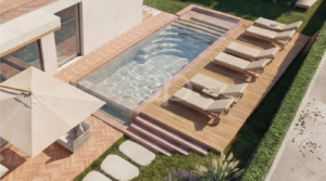 Piscina retangular estreita com água límpida, rodeada por um deck de madeira e uma fila de espreguiçadeiras bege; um grande guarda-sol bege à esquerda e um relvado bem cuidado à direita