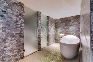 Stylish Apartment with Sea Views & 5-Star Amenities - QP Savills