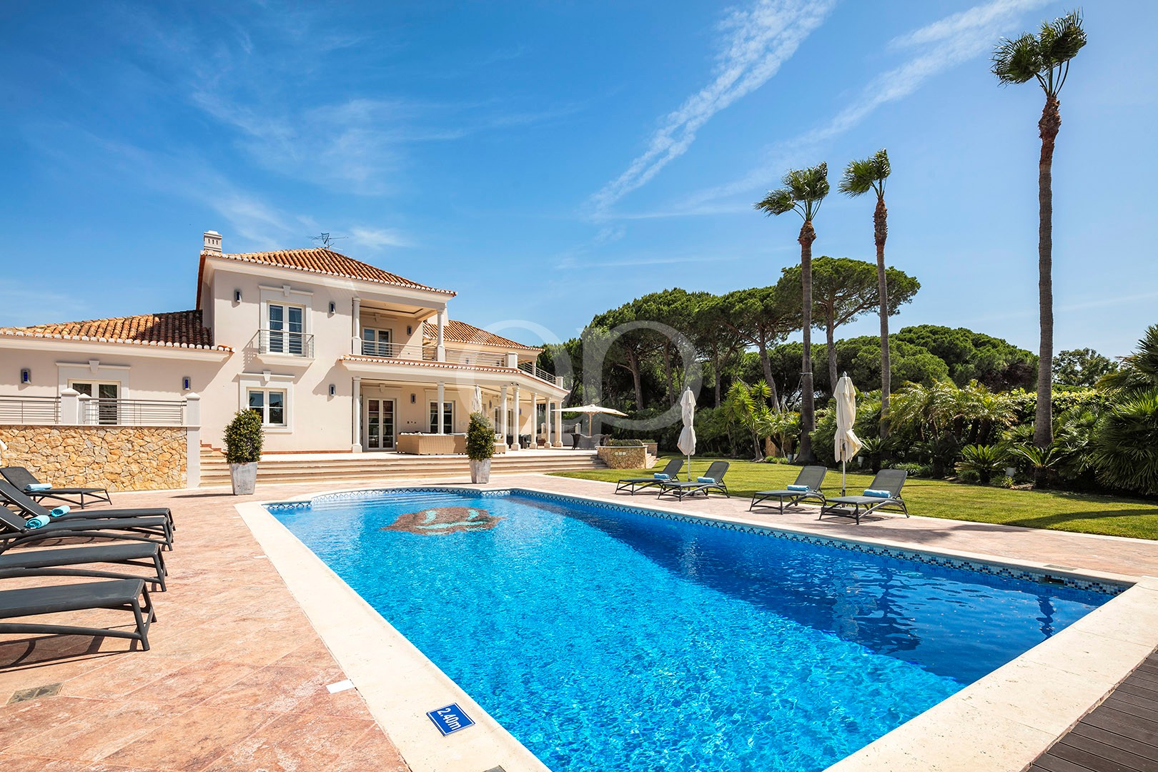 Extérieur avec piscine