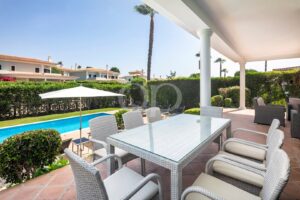 Terrasse mit Poolblick