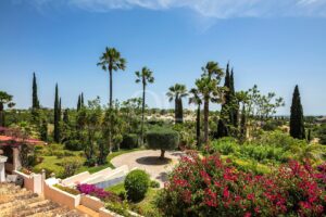 Charmante traditionelle Villa mit beheiztem Pool und Garten, Algarve – QP Savills