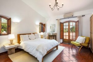 Charmante traditionelle Villa mit beheiztem Pool und Garten, Algarve – QP Savills