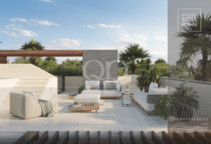 Une terrasse extérieure moderne avec un canapé modulable blanc, des tables basses et des palmiers sous un ciel bleu.