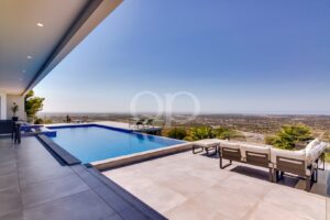 Contemporary 3-Bedroom Villa with Panoramic Ocean Views in Goldra21
