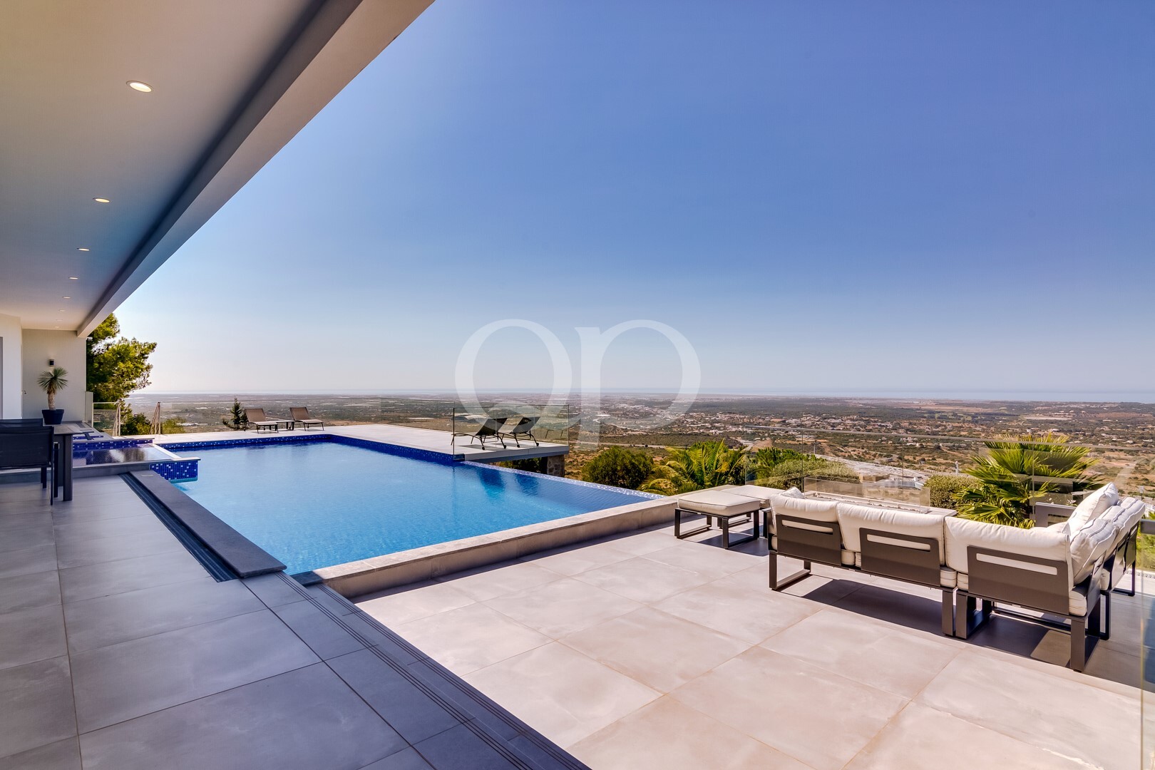 Contemporary 3-Bedroom Villa with Panoramic Ocean Views in Goldra21