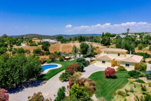 Charmante villa dans les collines de Boliqueime, en Algarve - QP Savills