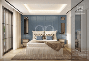 Quarto de luxo com uma parede com painéis azuis, roupa de cama bege e duas mesas de cabeceira a condizer com candeeiros de ambos os lados da cama.