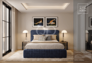 Quarto de hotel moderno com uma cama estofada azul, duas mesas de cabeceira com candeeiros, paredes bege e arte emoldurada de peixes koi por cima da cabeceira, além de uma grande janela com cortinas e um tapete de pelúcia creme.