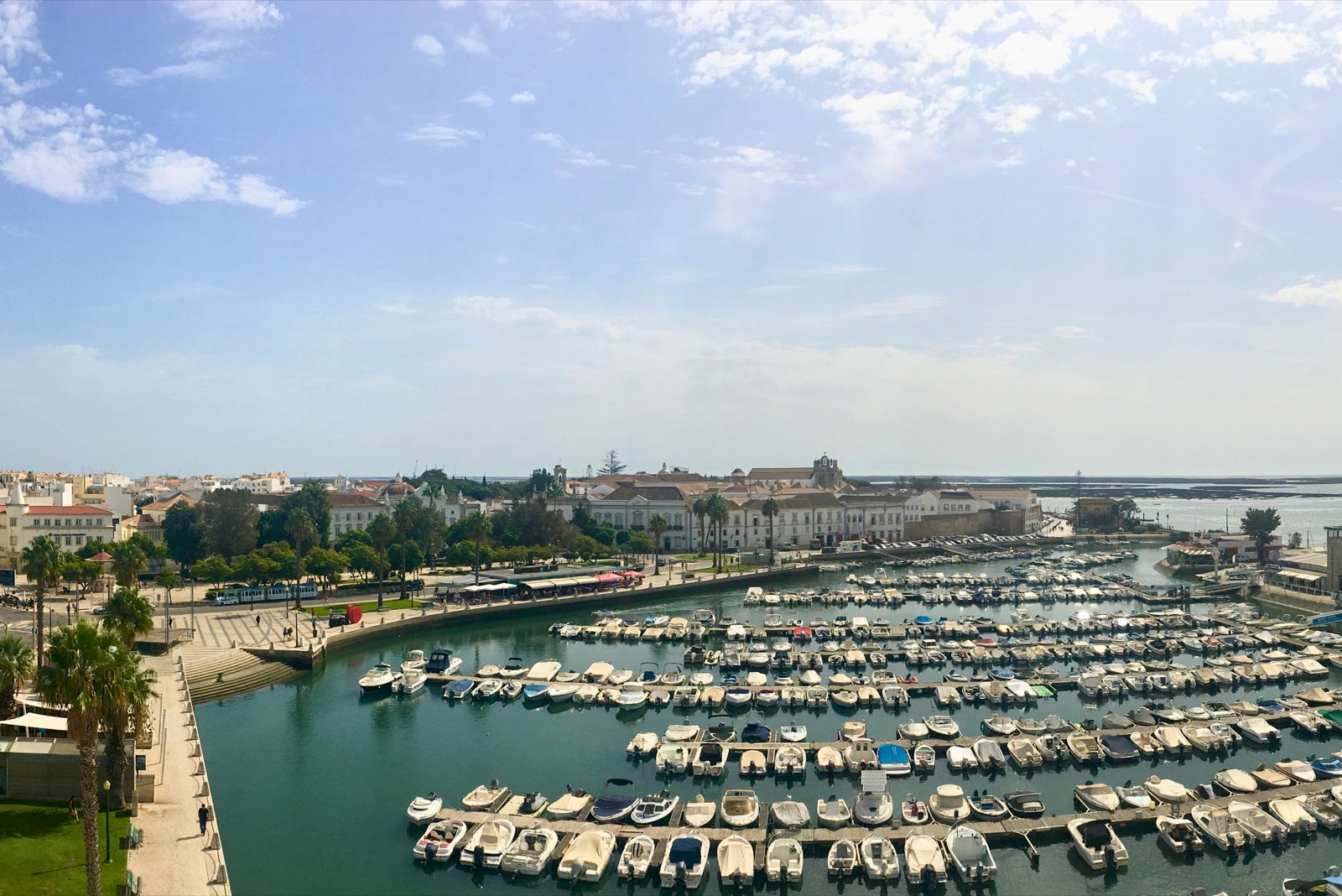 Marina de Faro an der Uferpromenade der Ria Formosa
