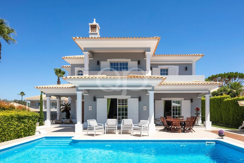 Moradia familiar perto da praia e da Quinta do Lago - QP Savills