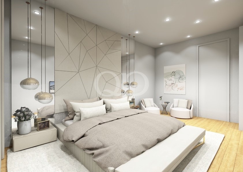 Chambre à coucher moderne avec un lit rembourré beige, un mur d'accent aux motifs géométriques, des suspensions et un coin salon aux tons neutres et doux.