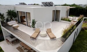 Terrasse privée avec chaises longues et balustrade incurvée