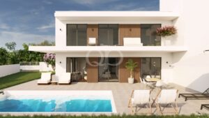 Fachada convidativa junto à piscina, com amplas superfícies envidraçadas e terraços privados espaçosos