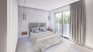Schlafzimmer mit gepolstertem Kopfteil und raumhohen Fenstern