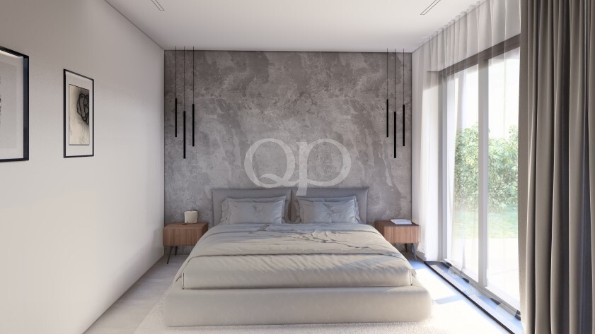 Quarto sereno com uma parede de destaque, iluminação elegante e tons neutros tranquilizantes