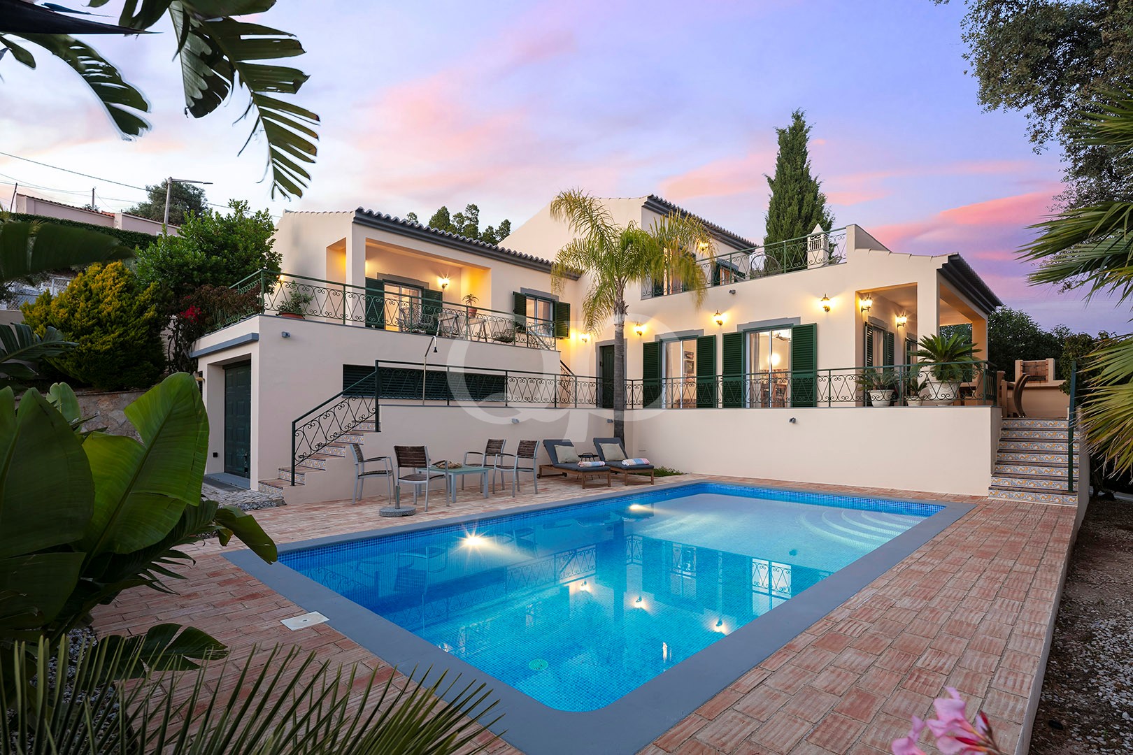 Extérieur de la villa avec piscine privée et terrasse éclairée