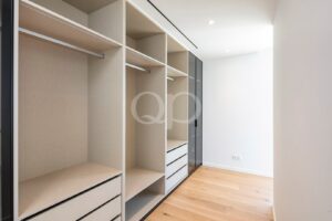 Camarim com armários embutidos feitos à medida e um espaço de arrumação generoso