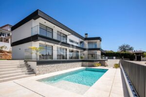 Piscina convidativa, rodeada por terraços espaçosos e por uma arquitetura moderna impressionante