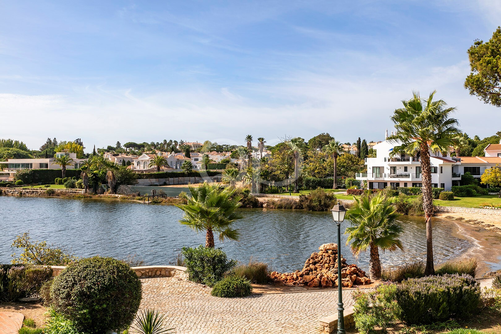 Stylish Apartment with Lake Views in Quinta do Lago