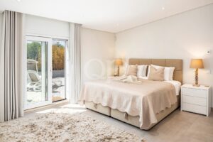 Helles Schlafzimmer mit direktem Zugang zur Außenterrasse