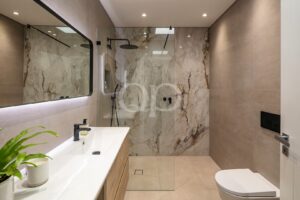 Modernes Badezimmer mit eigenem Bad, Marmorausstattung und begehbarer Dusche