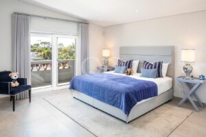 Schlafzimmer mit eigenem Balkon und Blick auf die umliegende Landschaft