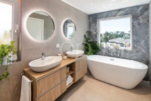 Modernes Badezimmer mit Doppelwaschtisch und freistehender Badewanne