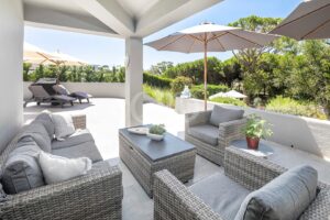 Überdachte Lounge-Terrasse mit Blick in den Garten
