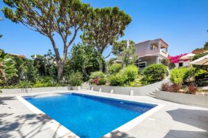 Außenansicht der Villa mit privatem Swimmingpool