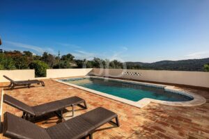 Privater Swimmingpool mit Sonnenterrasse und Blick ins Grüne