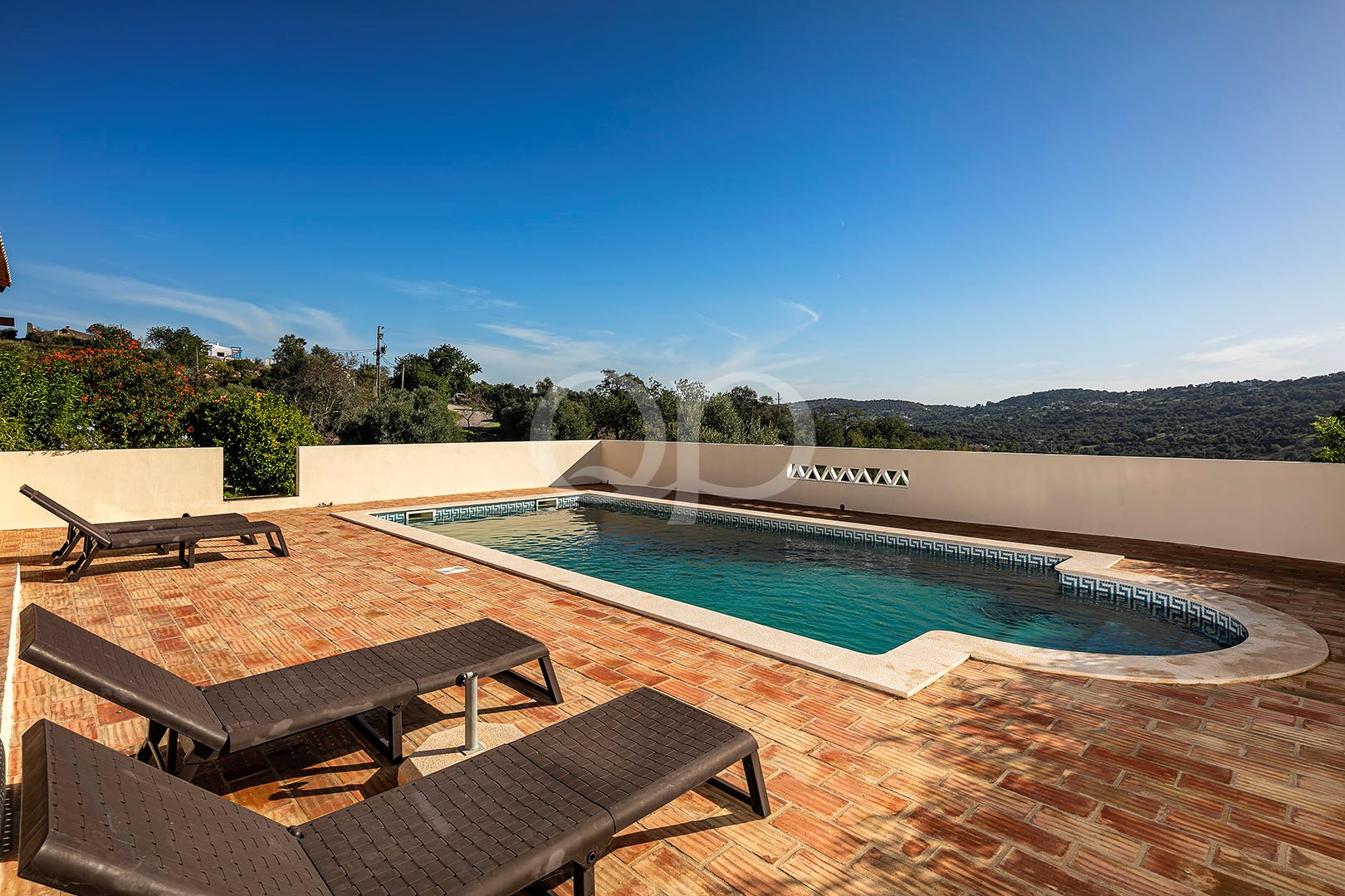 Privater Swimmingpool mit Sonnenterrasse und Blick ins Grüne