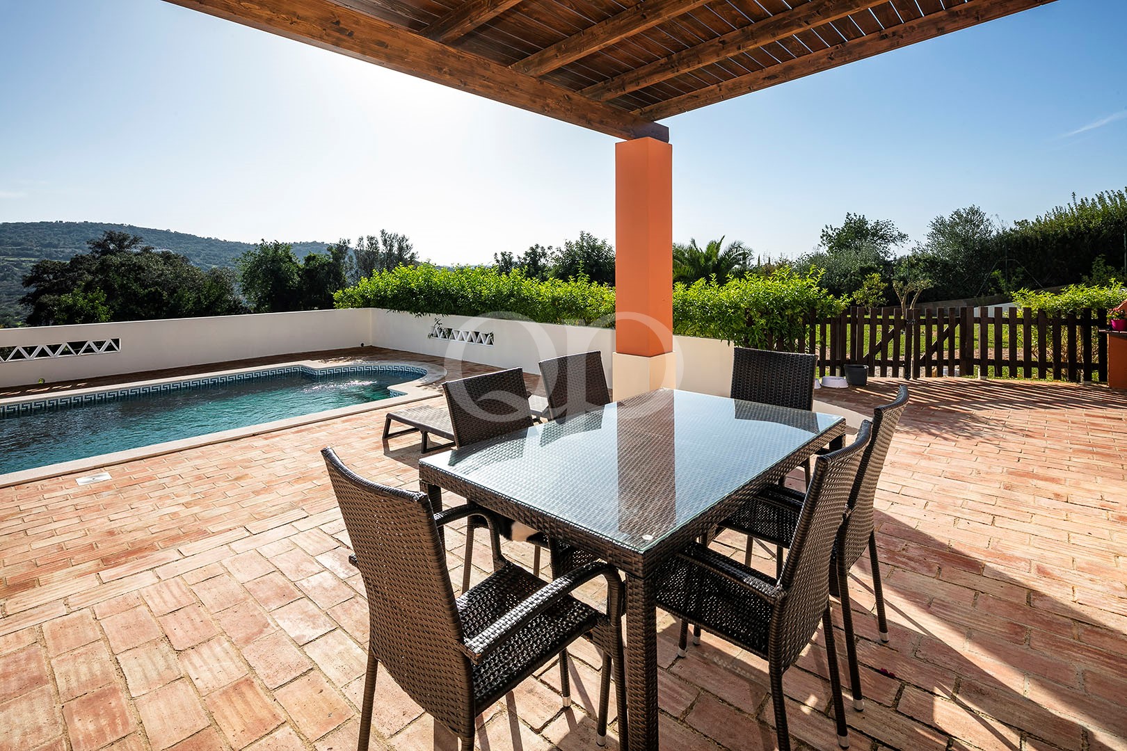 Überdachte Terrasse im Freien mit Blick auf den Swimmingpool