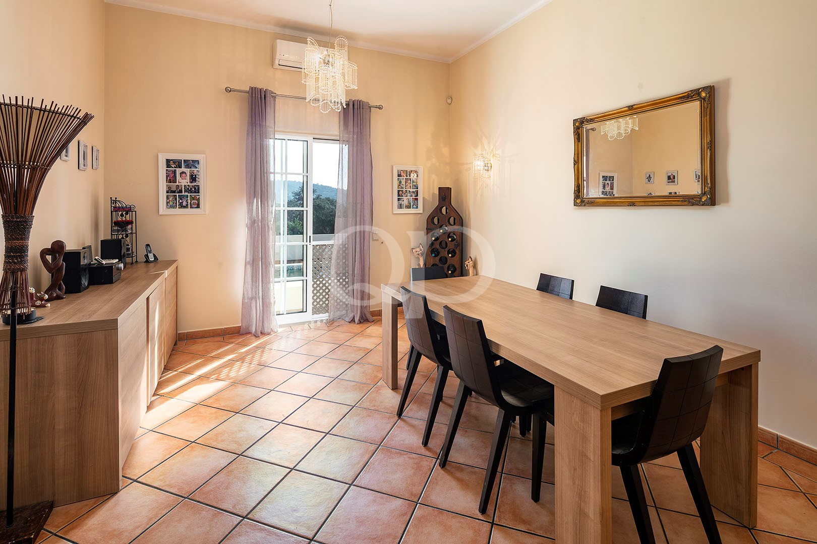 Esszimmer mit Zugang zur Terrasse und Tageslicht