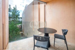 Terraço privado coberto com área de estar ao ar livre e vistas para o jardim ajardinado