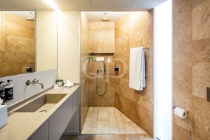 Casa de banho contemporânea com cabina de duche, acabamentos em pedra e lavatório com armário