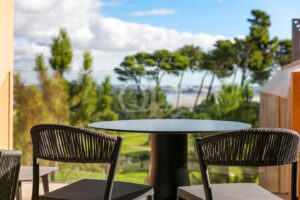 Terraço para refeições ao ar livre com vista para os pinheiros e para a paisagem natural circundante