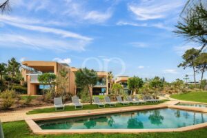 Apartamento no rés-do-chão com vista para um luxuoso complexo de golfe e para a piscina comum