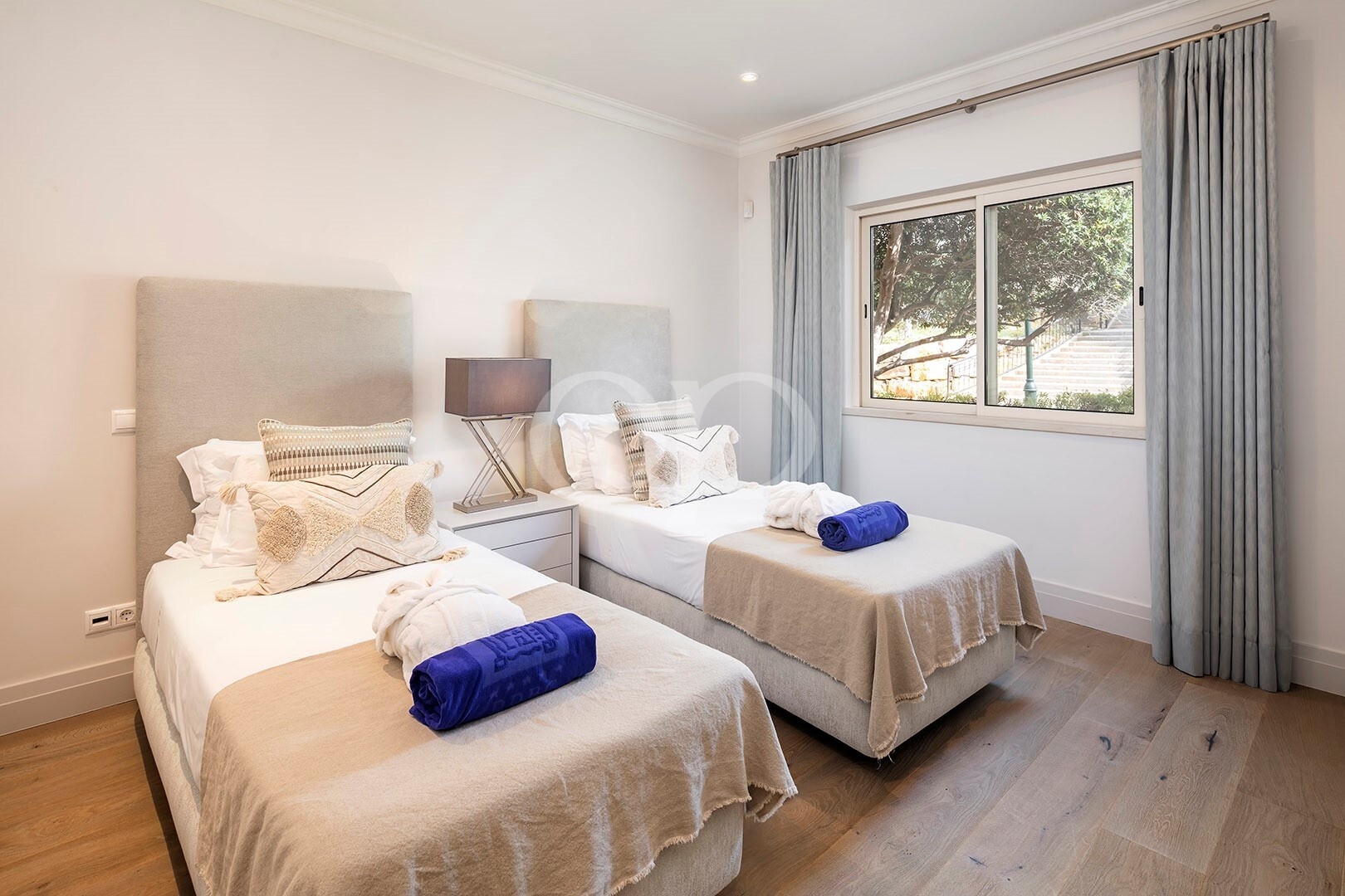 Helles Schlafzimmer mit Blick auf den Garten