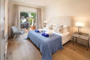Gemütliches Schlafzimmer mit Zugang zur Terrasse