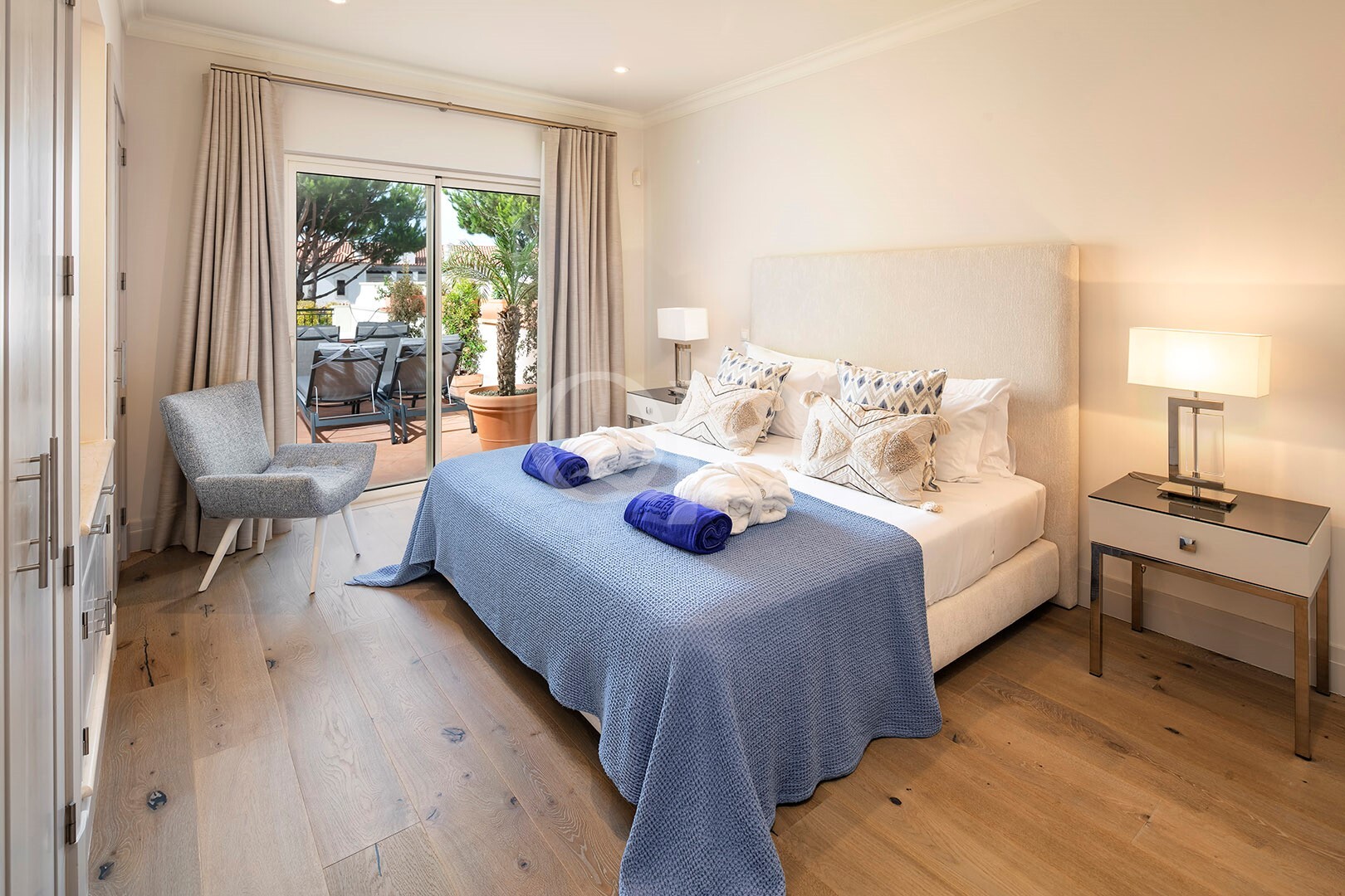 Gemütliches Schlafzimmer mit Zugang zur Terrasse