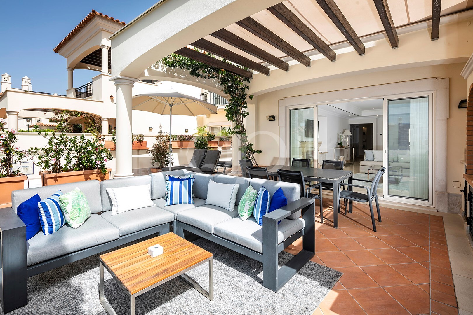 Reizvolle Lounge im Freien und Terrasse zum Essen