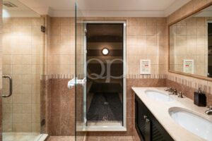 Badezimmer mit geschlossener Dampfdusche und Fliesenverkleidung