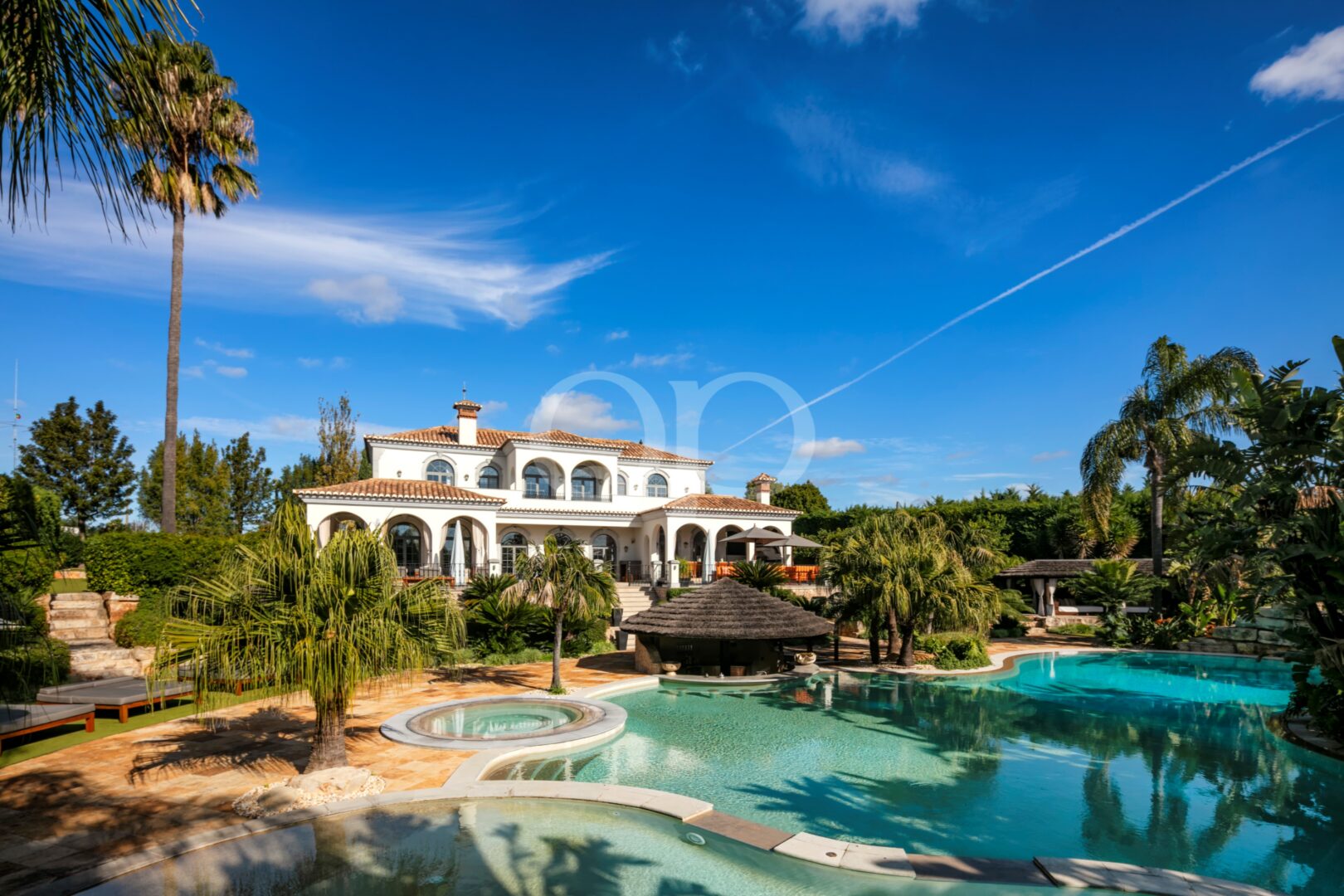 Villa traditionnelle avec piscine de style lagon et aménagements paysagers tropicaux