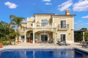 Elegante moradia na Quinta do Mar perto da praia no Algarve - QP Savills