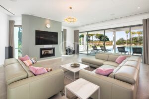 Sala de estar espaçosa com lareira e vista para a piscina