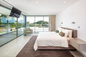 Um quarto encantador com vistas luminosas